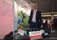 Jerry Arkesteijn from Beekenkamp Verpakkingen brought, among other things, the mobile field tray. https://www.hortidaily.com/article/9440642/50-more-plants-thanks-to-new-strawberry-cultivation-system/